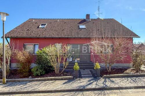 1 Hausansicht-1.jpg - Großes Einfamilienhaus mit schöner Einliegerwohnung, Wohnküche, großem Grundstück, Schwedenofen, Doppelgarage in ruhiger Lage von Markt Erlbach