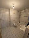 Bad mit Wanne und WM-Anschluß - 