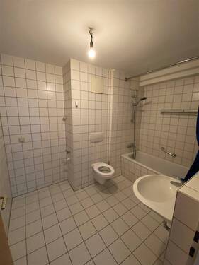 Bad mit Wanne und WM-Anschluß - 
