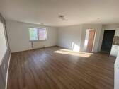 Blick ins geräumige Wohnzimmer - Schönefeld-Abtnaundorf * helle 2 Zimmer-Whg* offene Küche* Bad mit Wanne * 1.OG