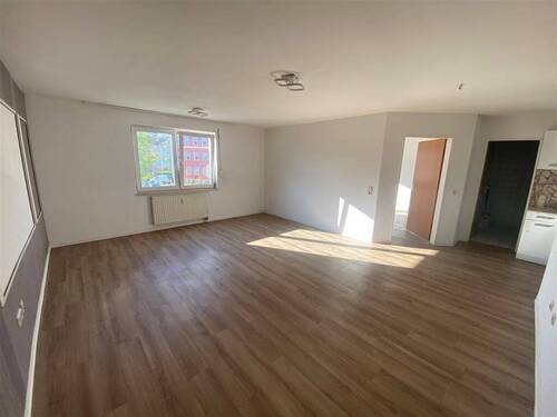 Blick ins geräumige Wohnzimmer - Schönefeld-Abtnaundorf * helle 2 Zimmer-Whg* offene Küche* Bad mit Wanne * 1.OG