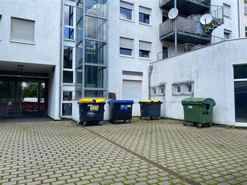 Hof mit Blick zum Aufzug - 