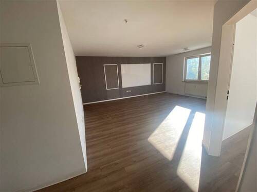 Blick von Küche in Wohnzimmer - 