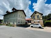 Straßenansicht - Hochwertig saniertes, ehemaliges Bauerngehöft mit großem Grundstück, Pferdekoppel und zugehörigem, vermieteten Dreifamilienhaus in Naundorf