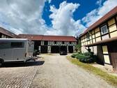 Innenhof mit Blick auf Scheune/Lager/Garage - 