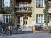 Hauseingang - Altbauklassiker mit Erker - Schöneberger 2-Zimmer-Wohnung im Hochparterre