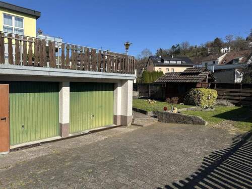 Hof mit zwei Garagen - 