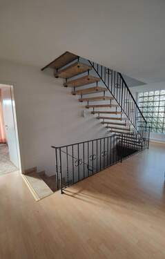 Treppenhaus - 7 Zimmer Einfamilienhaus in Mitwitz