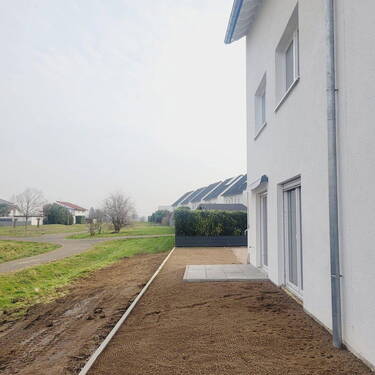 Grundstück und Terrasse - 