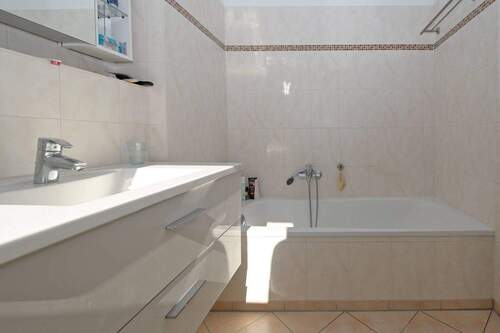 Badezimmer mit Wanne - 
