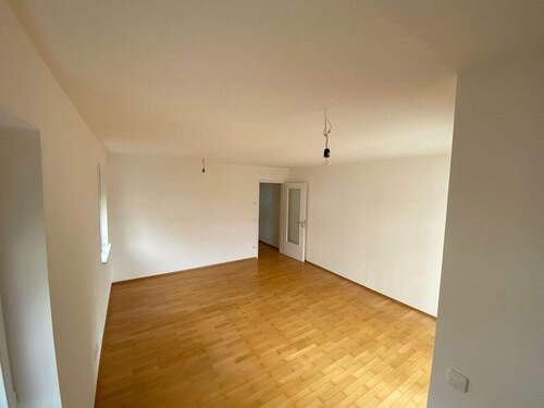 Wohnzimmer aus Leseecke gesehe - 2 Zimmer Etagenwohnung zum Kaufen in Weilheim