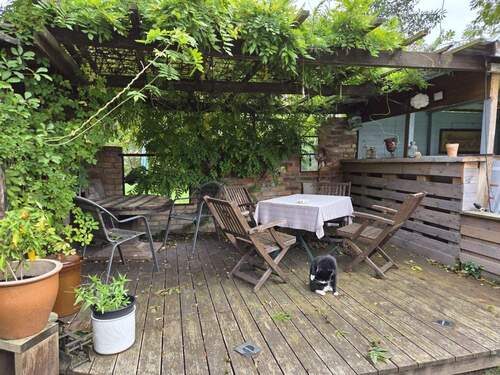 Terrasse neben dem Pool - 