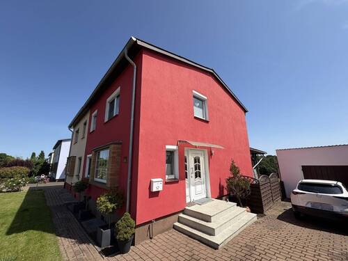 Giebel mit Eingang - 4 Zimmer Doppelhaushälfte in Hohen Wangelin