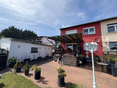 Gebäude mit Garage - 