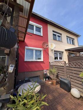 Gebäude mit SAT- Anlage - 