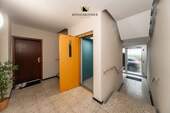Treppenhaus mit Aufzug - 