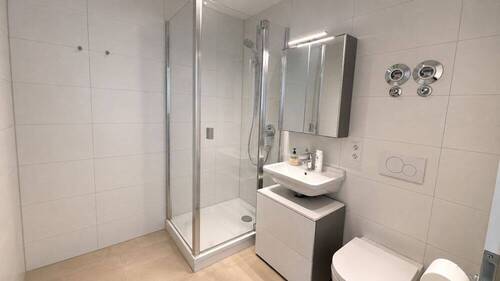 Badezimmer mit Dusche - 