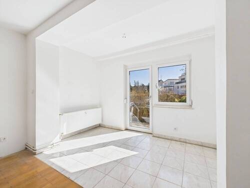 Wohnzimmer mit Zugang zur Terasse - 