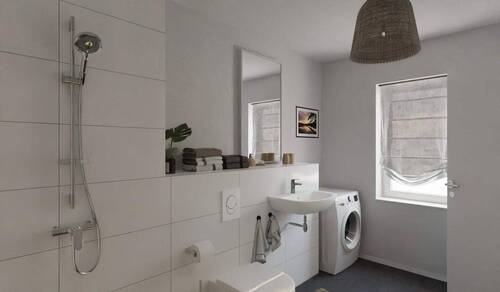 Modern gefliestes Bad mit bodengleicher Dusche - 5 Zimmer Reihenmittelhaus in Frankfurt (Oder)