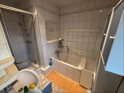 Bad mit Badewanne und Dusche - 