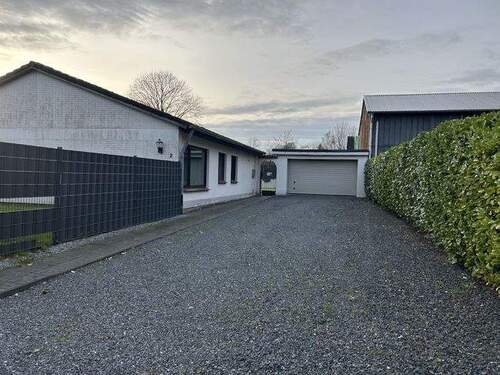 Auffahrt zum Anwesen - 3 Zimmer Einfamilienhaus zum Kaufen in Oldersbek