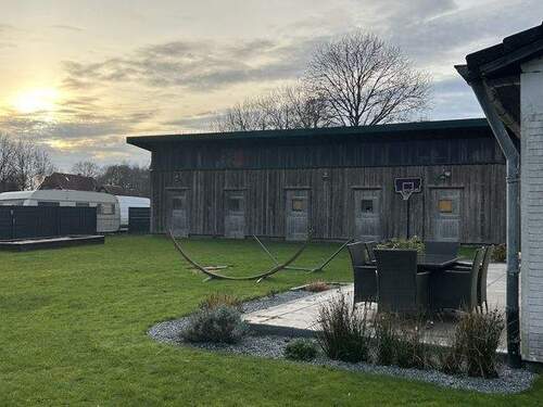 Garten, Blick auf die Halle - 