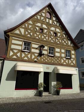 Bild 1 - Wohn- und Geschäftshaus m. Garage, bietet vielseitiges Potential, 220 m² Wfl., im Herzen von Höchstadt