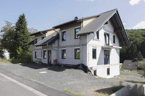 Front - 8 Zimmer Mehrfamilienhaus, Wohnhaus in Gründau