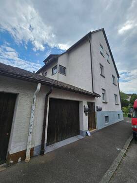 Außenansicht 1.jpg - Verwirklichen Sie Ihren Wohntraum: Sanierungsbedürftige 3-Zimmer-Wohnung mit Balkon