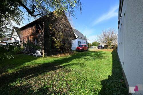 Blick vom Bauplatz. Die Scheune muss noch abgerissen werden. - 