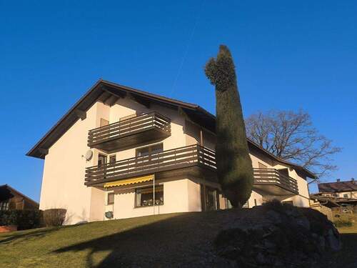 Ansicht Süd-Osten - Sehr gepflegtes Zweifamilienhaus mit ausgeb. DG in Toplage im Luftkurort Kollnburg, Bay. Wald.