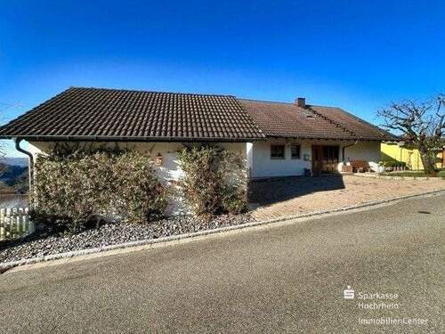 Gebäudeansicht und Garagen - 7 Zimmer Mehrfamilienhaus, Wohnhaus zum Kaufen in Küssaberg