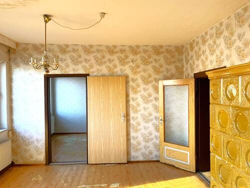 Zimmer mit erhaltenen Ofen - 