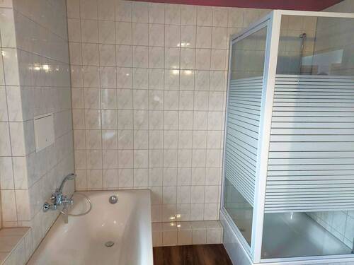 Bad mit Dusche und Wanne - 
