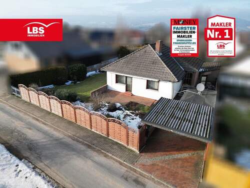 Straßenansicht... - Charmanter Bungalow mit großem Grundstück, Garage, Carport sowie viel Entwicklungspotenzial...