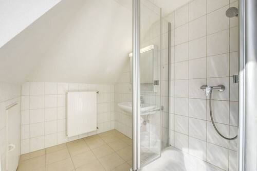 Bad mit Dusche - 