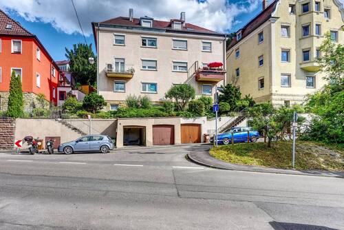 Hausansicht West - +++ Für Sportliche - Dachgeschoss mit Fernblick - gemütlich und gepflegt - inklusive Einbauküche +++