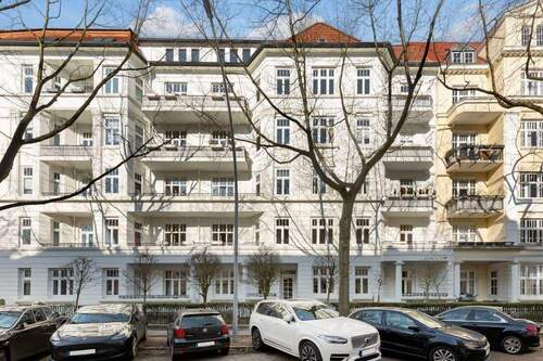 Außenansicht - Top-Lage in Hamburg-Winterhude: Traumhafte 4,5-Zimmer-Altbauwohnung mit zwei Balkonen