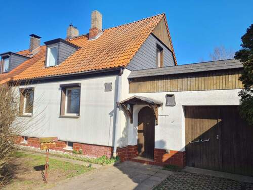 Straßenansicht - 4 Zimmer Doppelhaushälfte zum Kaufen in Magdeburg