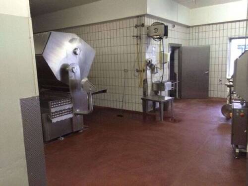 Produktionshalle mit Geräten - 