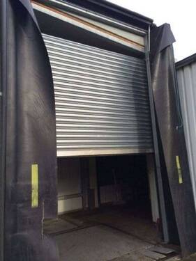 Eingangsbereich mit Rolltor - 