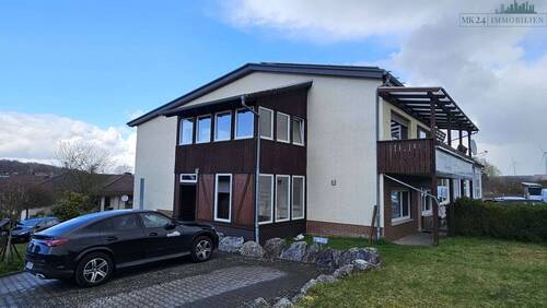 Haus Aussenansicht - Stilvoll modernisierte 2ZKBB Wohnung mit Kamin, Terrasse & neuer Einbauküche - ruhig gelegen....