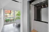 Treppenhaus & Fahrstuhl - 