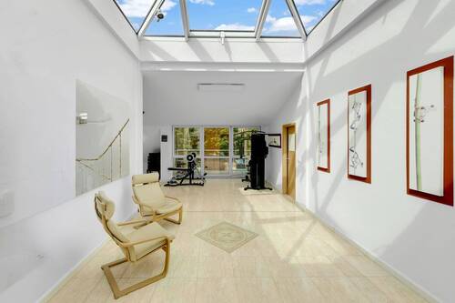 Wohnzimmer - Exklusive 4-Zimmer-Wohnung mit Blick ins Grüne an der Greenwichpromenade