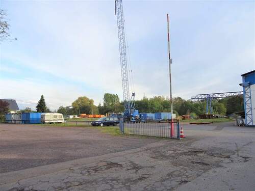 Gelände Einfahrt mit Freiflächen.jpg - Halle in Rehlingen-Siersburg zum Kaufen