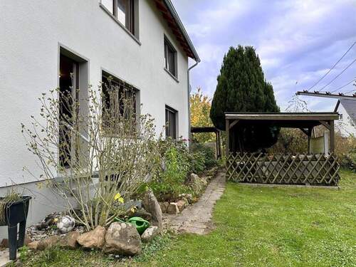 Gartenbereich mit überdachtem Freisitz - 9 Zimmer Mehrfamilienhaus, Wohnhaus in Minderlittgen