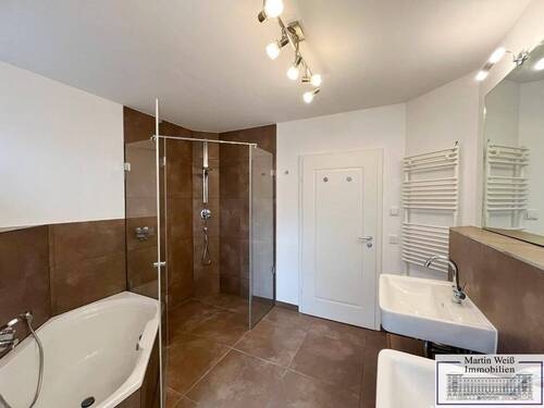 Designer-Bad mit Glasdusche - 