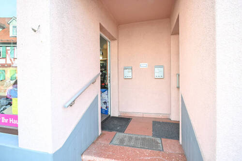 Eingang Ladengeschäft rechts und links - Mehrfamilienhaus, Wohnhaus mit 245,00 m&sup2; in Großostheim zum Kaufen