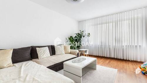 Wohnzimmer 1 - Attraktive und sicher vermietete 3-Zimmer-Wohnung mit Loggia