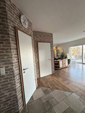 Vorne Tür Speisekammer
Hinten zur Diele - 